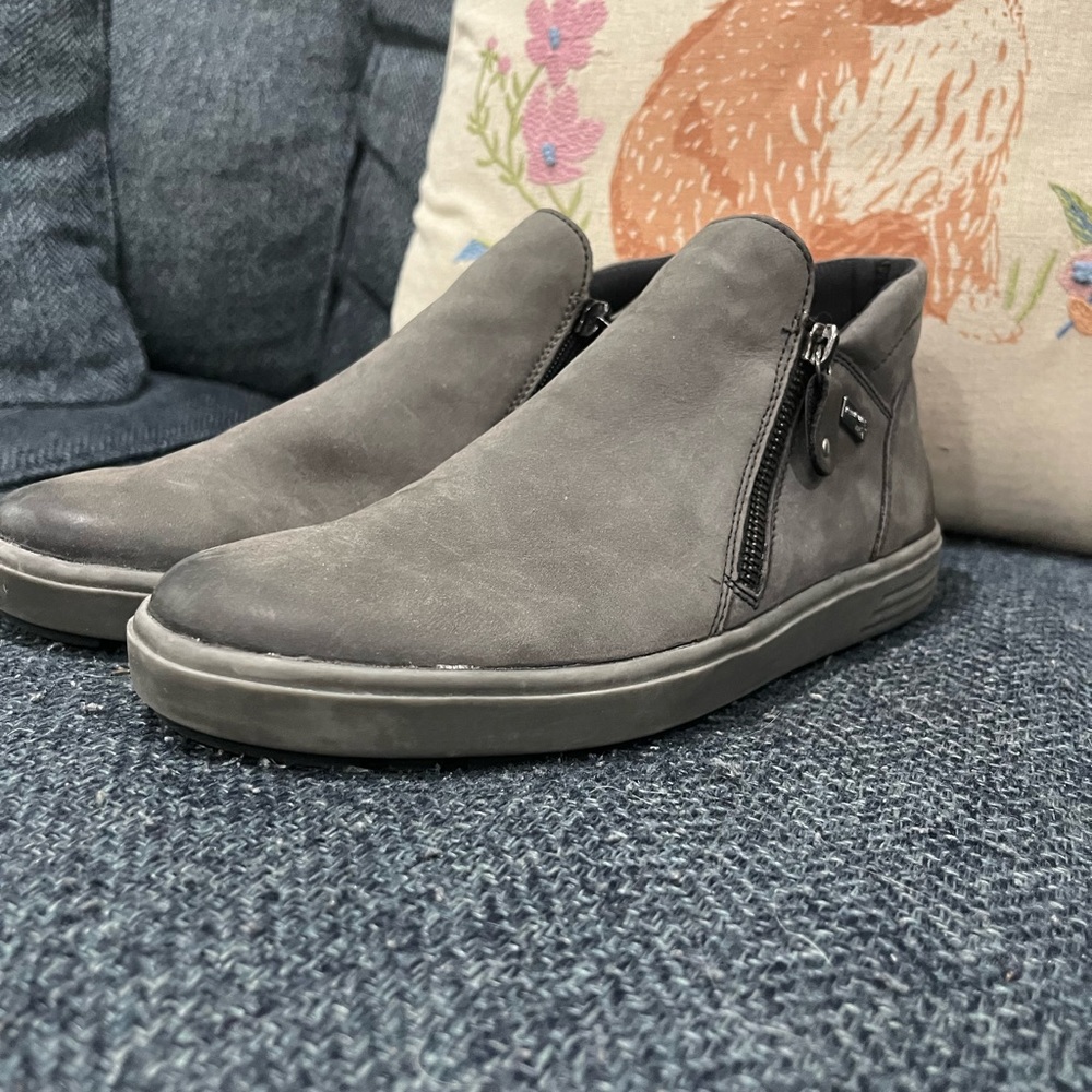 Never used before; grey;Very good for walking.